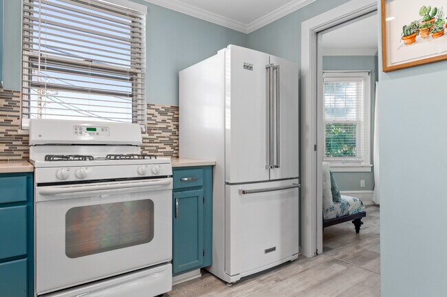 Building Photo - 100 S Amherst Ave