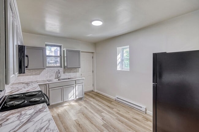 Building Photo - Fully Renovated 3 Bedroom, 1 Bathroom Townhouse