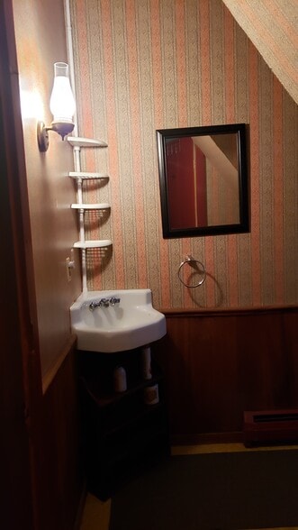 1/2 Bathroom 1st floor - 7 Elm St