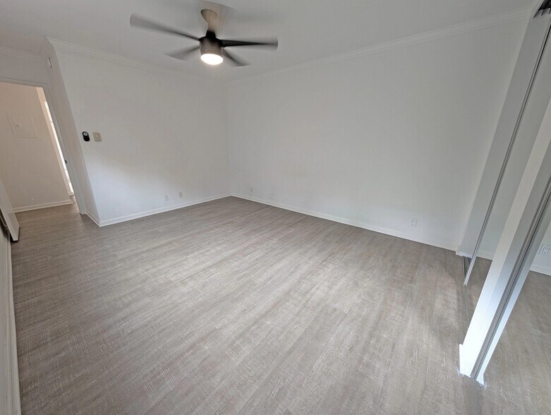 Building Photo - 118 S Wetherly Dr