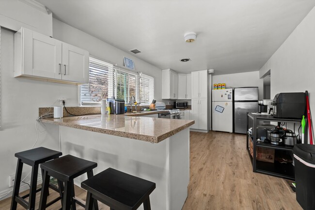 Building Photo - 2 kitchens + no back house!