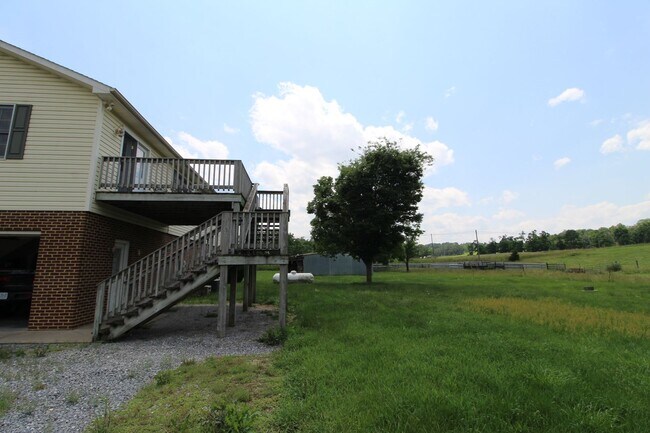 Building Photo - Charming Split-Level Home in Peaceful Coun...