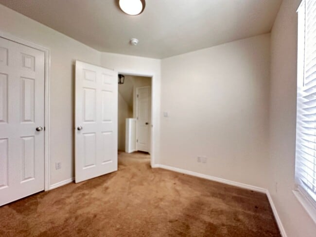Building Photo - Amazing Townhome with Spectacular Views fo...