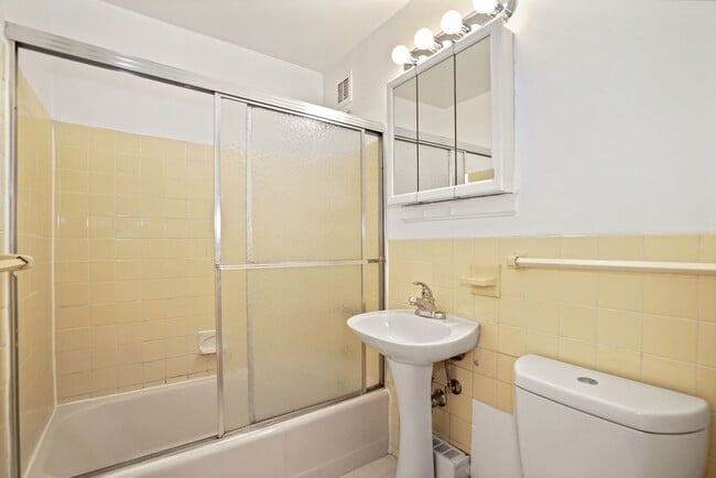 Building Photo - Charming & Bright Studio at River Place North