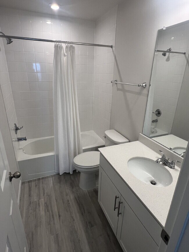 Building Photo - Spacious 3-Bedroom Rental in Sought-After ...