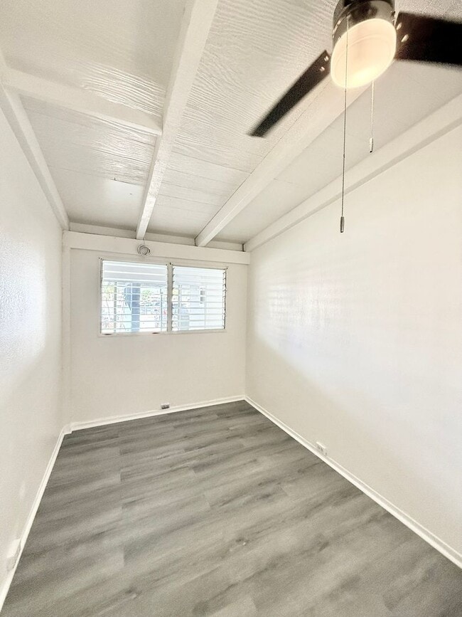 Building Photo - 3br/1ba/2pkg House with enclosed yard in E...