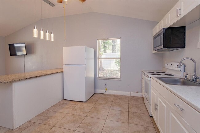 Building Photo - 3/1 Home With A Detached 1/1 Bd In-Law Suite And Detached Airconditioned Metal Storage