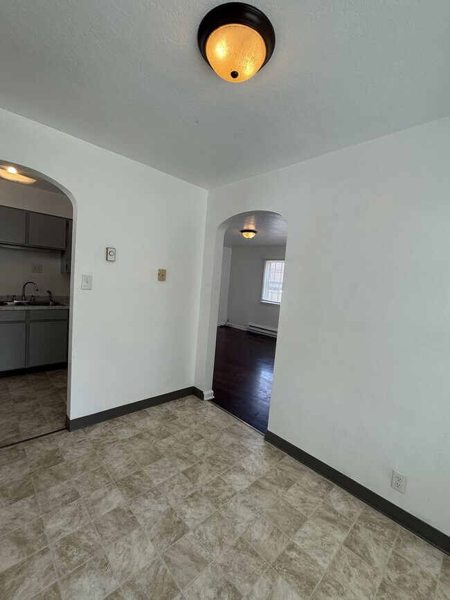 Building Photo - 428 S 10th Ave