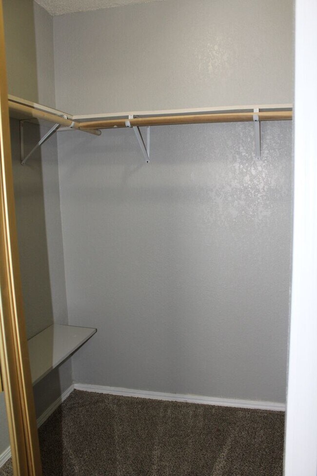 Building Photo - 3 bed 2 bath