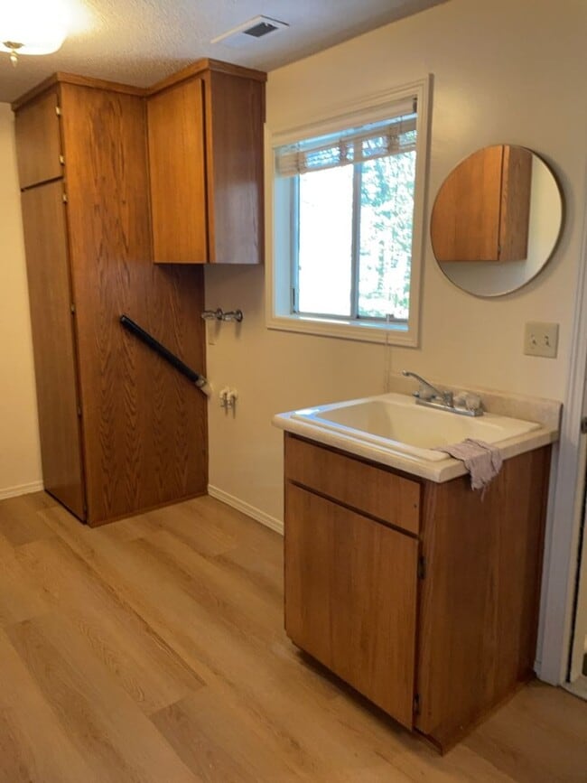 Building Photo - Newly updated - 3 Bedroom 1.5 Bath 2 Car G...