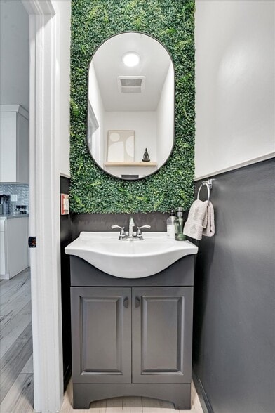 Building Photo - 1138 W 52nd St