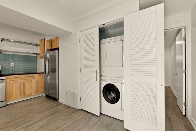 Building Photo - Bright and Spacious Terrace Level 2br in Mt. Pleasant!