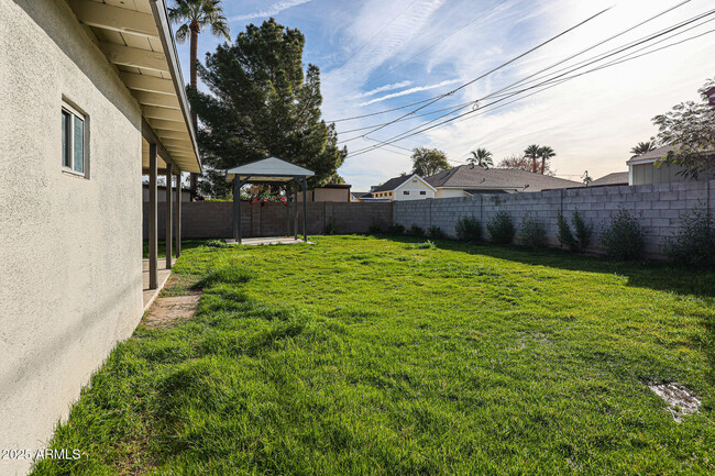 Building Photo - 1007 E Montebello Ave