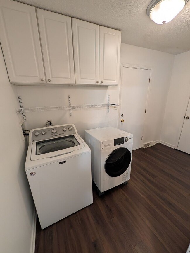 Building Photo - 3 Bedroom Home - Walking distance to Fairview Elementary - Desirable Location!