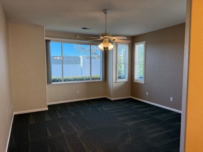 Building Photo - Summerset Living- with a Bonus Room