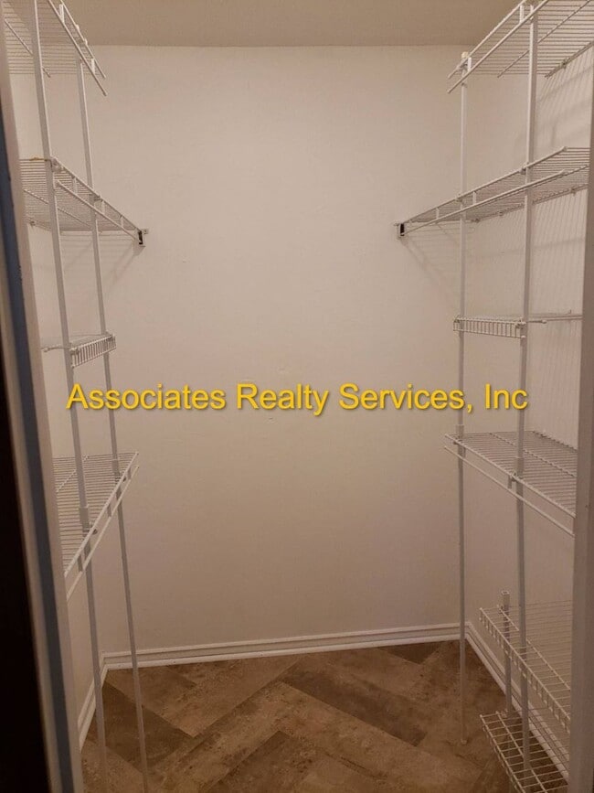 Building Photo - Renovated 2 bedroom with Office home in Springtree!