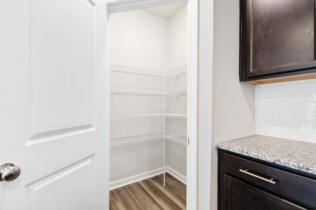 Building Photo - Move-In Ready 4-Bedroom Townhome in Rosedale!