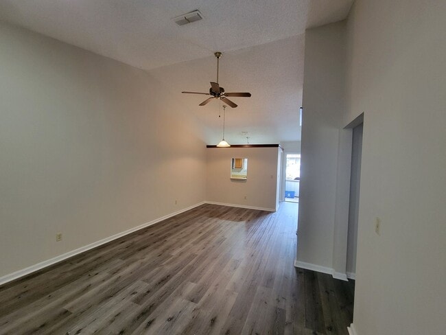 Building Photo - $1195 - 2/2 - Jefferson Square Apartment - Move in Special