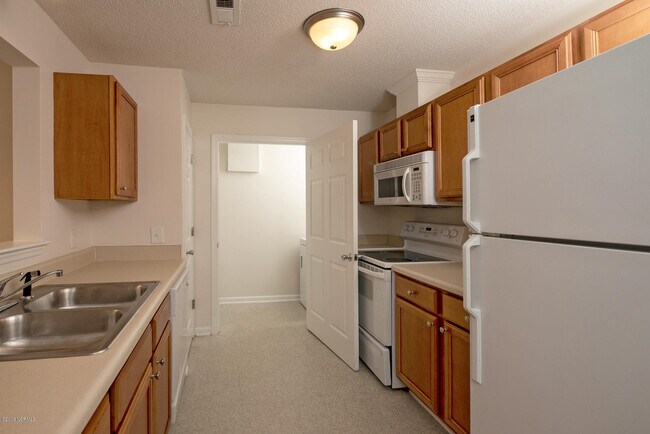 Building Photo - 2833 Holly Glen Dr