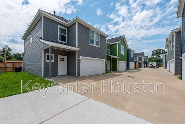 Building Photo - 8203 Woodlyn Rd