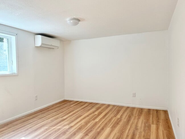 Building Photo - Converted Duplex 2 Bed 1 Bath w/ Private Y...