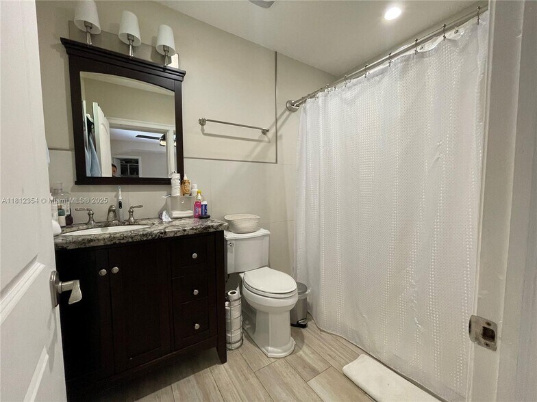 Building Photo - 557 De Leon Dr