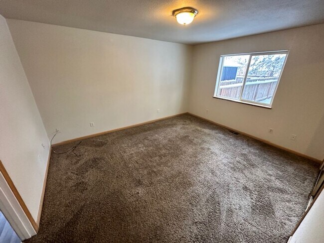 Building Photo - Large 3BR 2Bath Home with balcony available for a Long term Rental. Call me today!