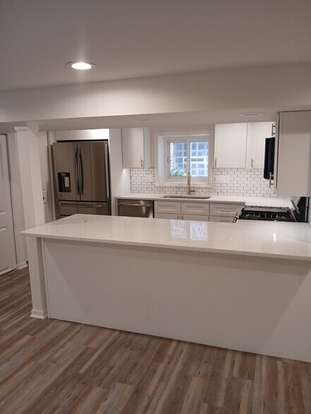 All new kitchen - 2221 W Winnemac Ave