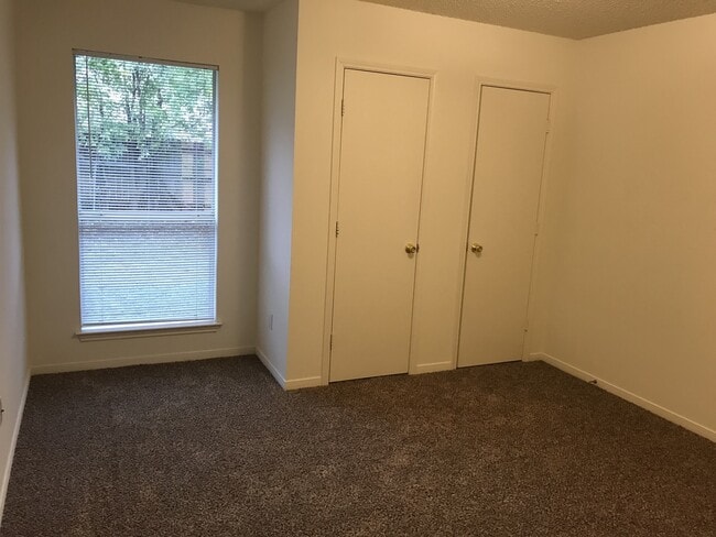 Building Photo - 1000 Parkview Cir