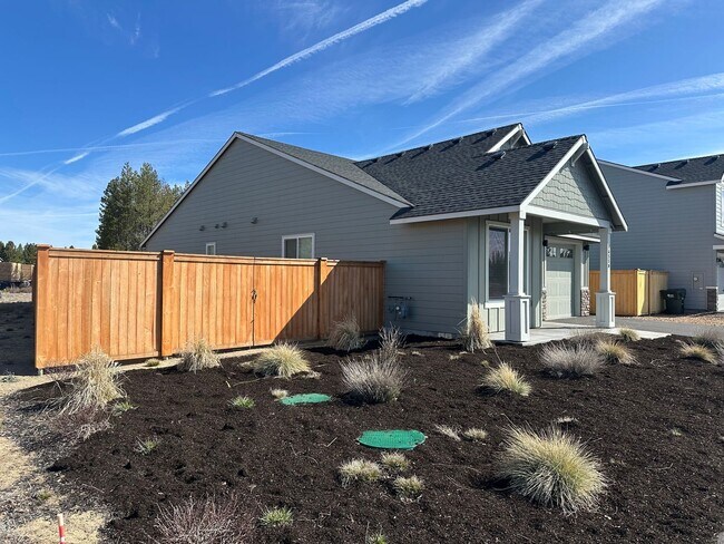 Building Photo - Beautiful Newer Model Home with Open Floor Plan, A/C & Fenced Yard!