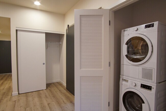 Building Photo - Spacious 2nd Floor 2-Bed in John's Landing...