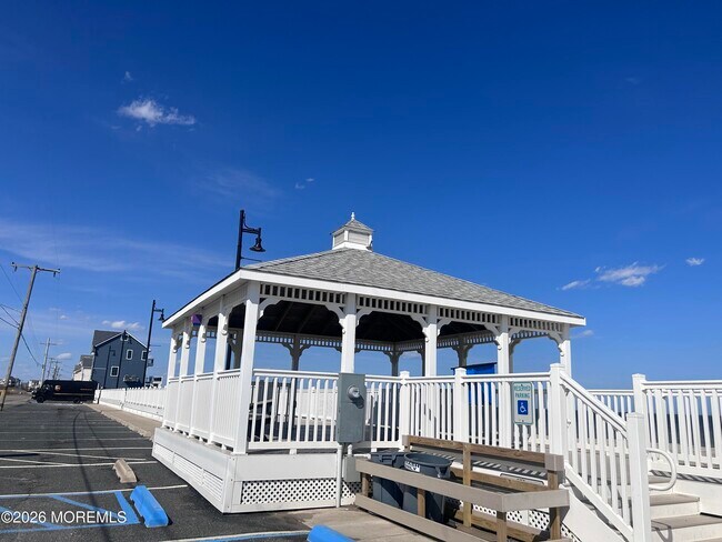 Building Photo - 323 Bayshore Dr