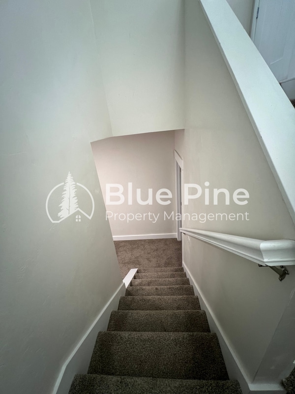 Building Photo - 323 Gladstone St