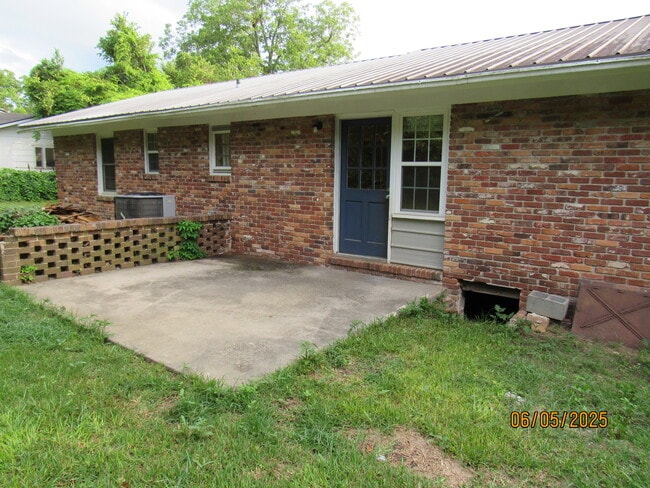 Building Photo - 2215 Macy Ave