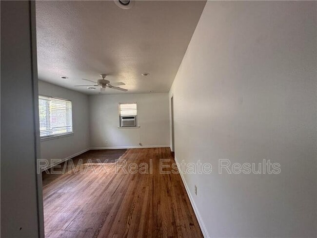 Building Photo - 1420 S W Ave