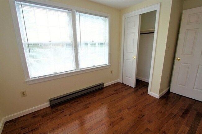 Building Photo - Spacious 3-Bed Townhouse with Wraparound D...