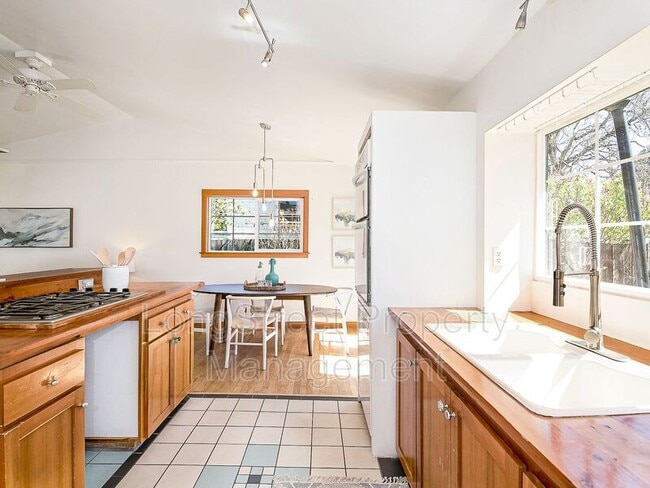 Building Photo - 1066 NE Madrona St
