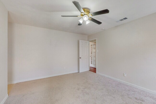 Building Photo - 2116 Northmoor Dr