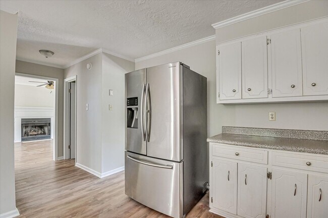 Building Photo - 3 bedroom, 2.5 bathroom home on a large co...