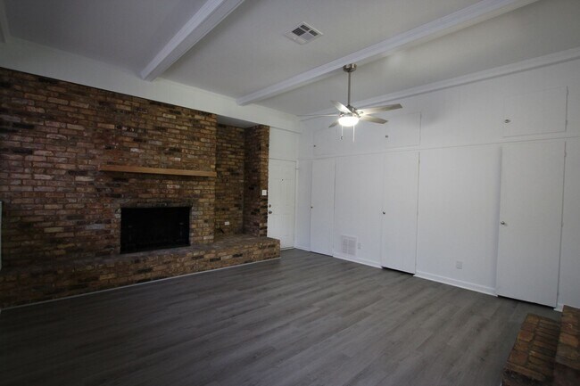 Building Photo - Adorable 3 Bed 2 Bath in Tyler with TWO Living Spaces! 1/2 OFF FIRST FULL MONTHS RENT!!