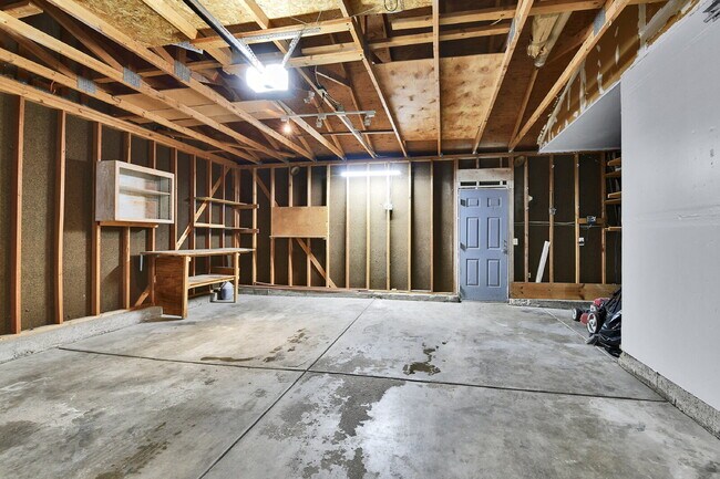 Building Photo - $2,540.95 with $300 off the first month's Rent- 4 Bedroom, 1.5 Bath, Single Family Home in Aurora...