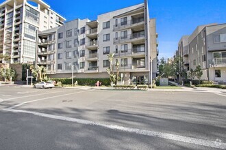 Building Photo - Luxurious 3 Bedroom 3 Bathroom Centrally L...