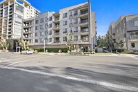 Building Photo - Luxurious 3 Bedroom 3 Bathroom Centrally L...