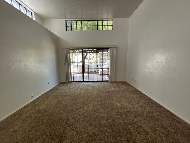 Building Photo - 1912 E Vinedo Ln