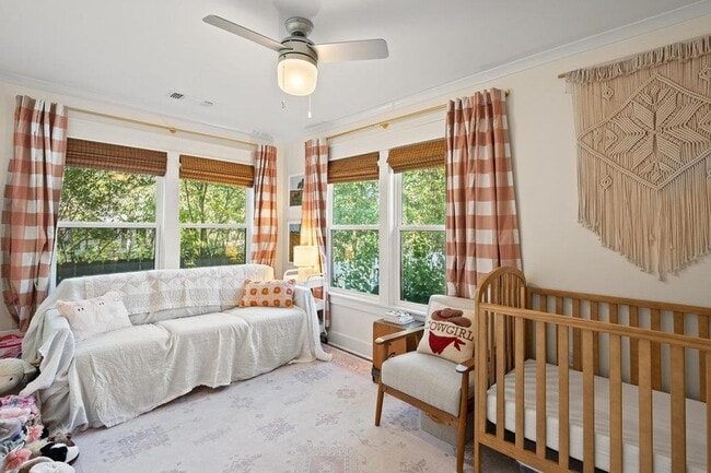 Building Photo - 4905 Duval St