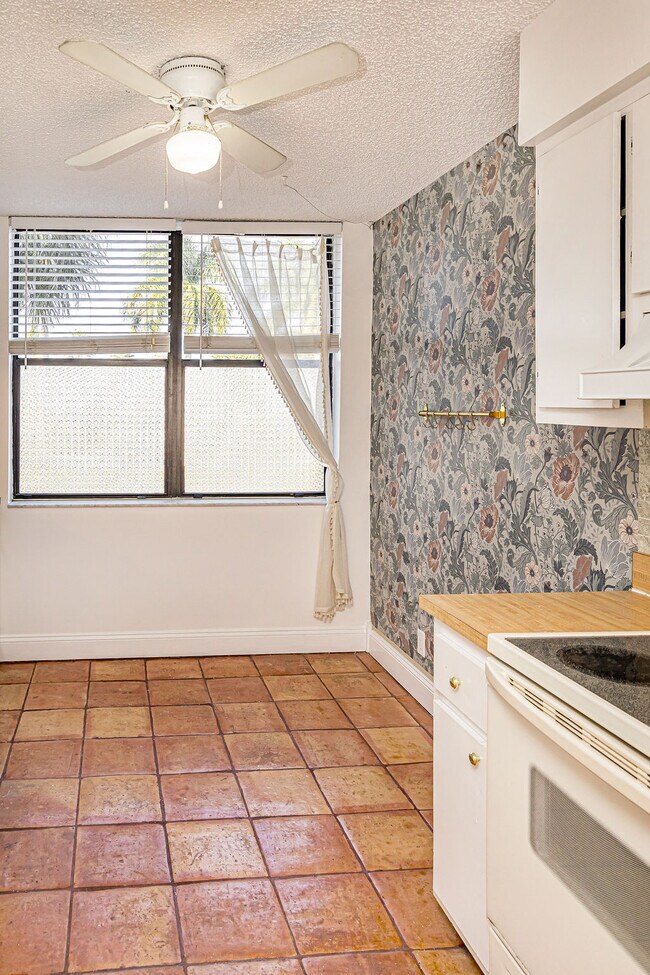 Building Photo - 2455 Lindell Blvd