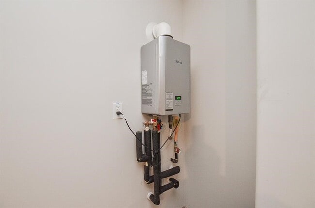 Building Photo - 7402 Sunlit Hbr Dr