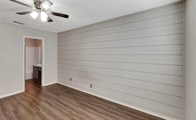 Building Photo - 215 Chantilly St