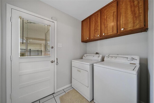 Building Photo - 1056 Martin St
