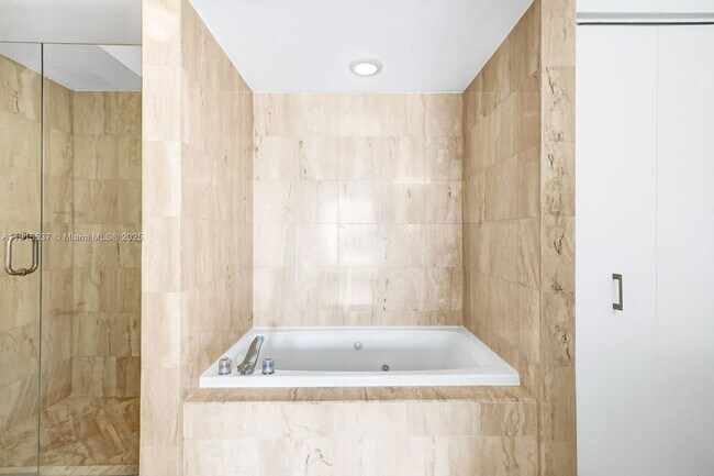 Building Photo - 1800 Sunset Harbour Dr